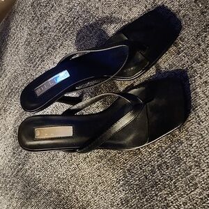 New Billini Princess Polly Solana black heeled thong style sandals, Size 7